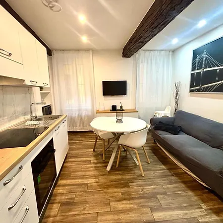 Residenza Castellazzo 아파트 이브레아